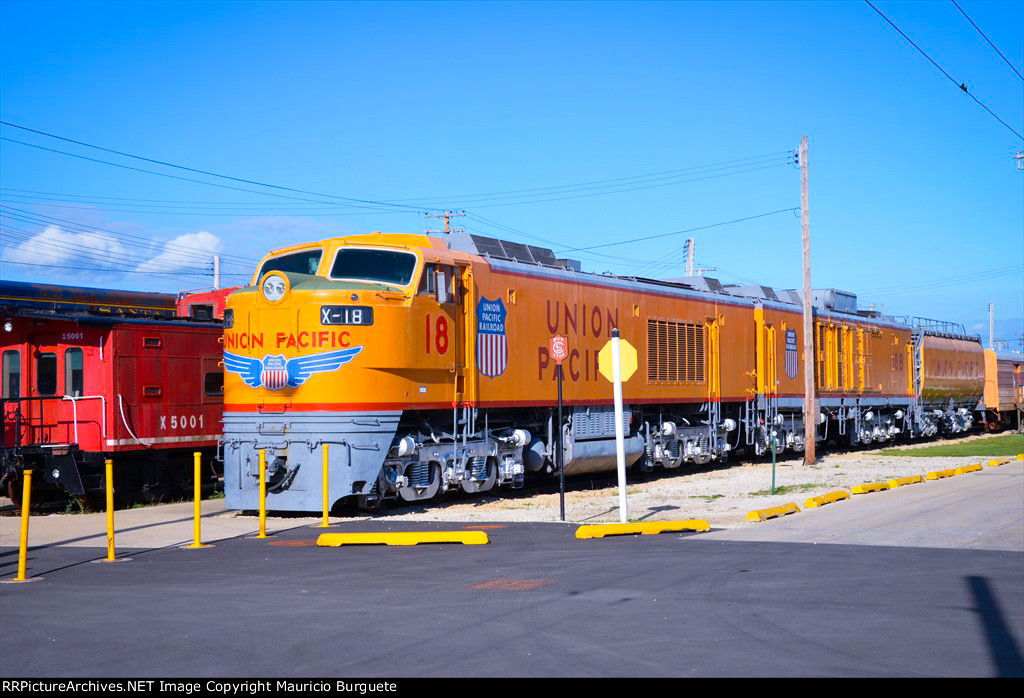 Union Pacific 8500 GTEL Turbine A, B unit and Tender